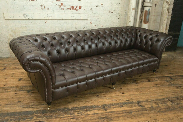 Divano Chesterfield marrone imbottito a 4 posti, divani da soggiorno di design.