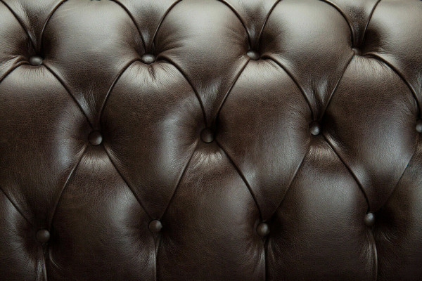 Divano Chesterfield marrone imbottito a 4 posti, divani da soggiorno di design.