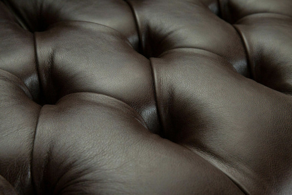 Divano Chesterfield marrone imbottito a 4 posti, divani da soggiorno di design.