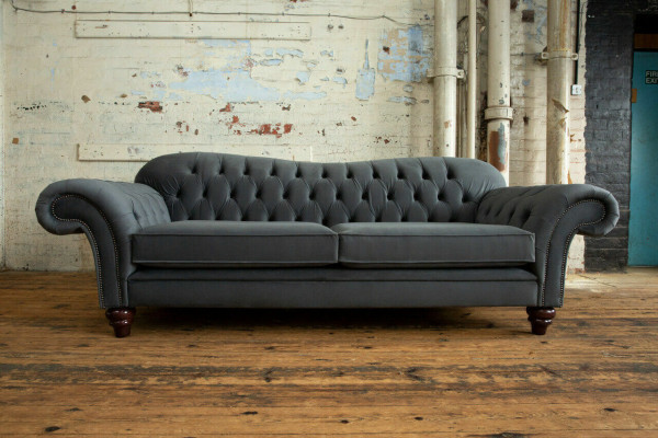 Grande divano a 4 posti Chesterfield in tessuto grigio nuovo
