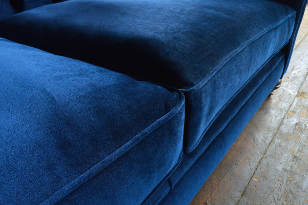 Divano design 4 posti in tessuto blu, divano classico Chesterfield nuovo