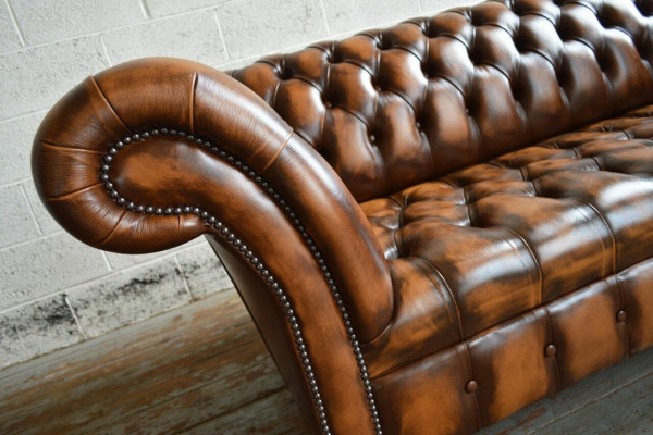 Chesterfield divano a 4 posti in stile moderno in pelle e stoffa.