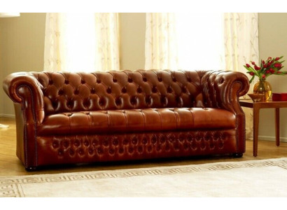 Chesterfield marrone a tre posti, divano 3 posti di design elegante.