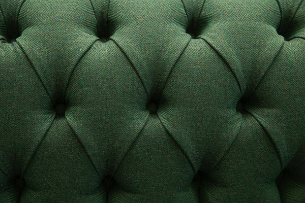 Divano Chesterfield con bottoni 4 posti in stoffa imbottita per il soggiorno.
