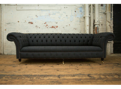Divano Chesterfield in tessuto e pelle nera con grandi cuscini, seduta XXL 265cm.