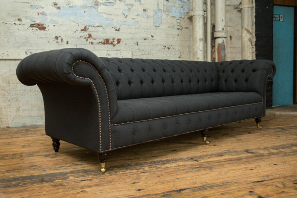 Divano Chesterfield in tessuto e pelle nera con grandi cuscini, seduta XXL 265cm.