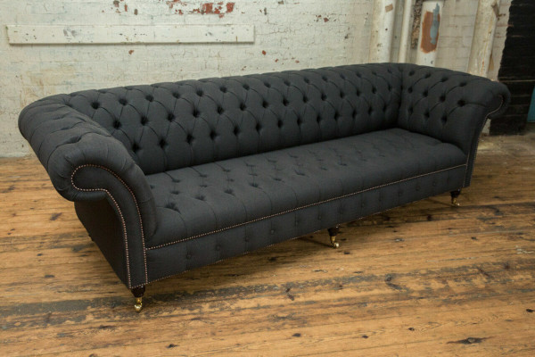 Divano Chesterfield in tessuto e pelle nera con grandi cuscini, seduta XXL 265cm.