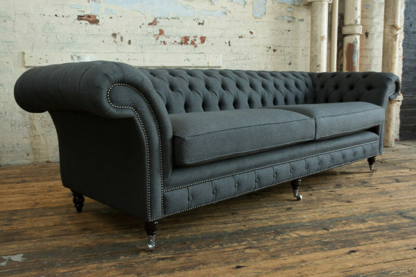 Originale divano Chesterfield in tessuto e pelle, imbottitura grande cuscino grigio 265 cm.