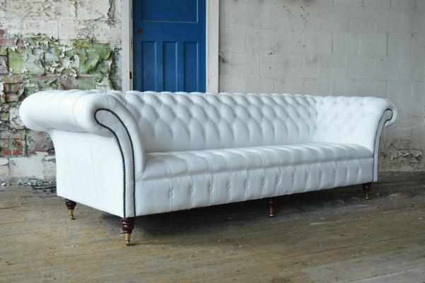 Classico divano Chesterfield a 4 posti in velluto e pelle bianca design grande.