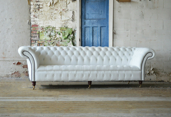 Classico divano Chesterfield a 4 posti in velluto e pelle bianca design grande.