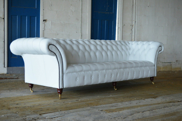 Classico divano Chesterfield a 4 posti in velluto e pelle bianca design grande.