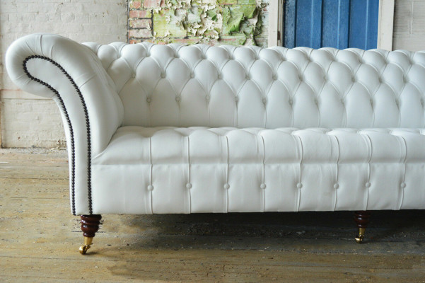 Classico divano Chesterfield a 4 posti in velluto e pelle bianca design grande.