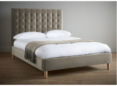 Letto matrimoniale imbottito Chesterfield di lusso grigio per camera da letto.