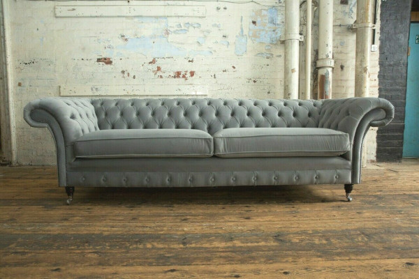 Chesterfield divano imbottito a 4 posti stile moderno in pelle e tessuto.