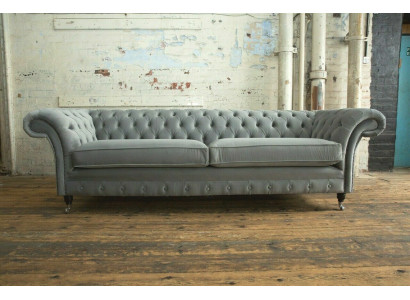 Chesterfield divano imbottito a 4 posti stile moderno in pelle e tessuto.