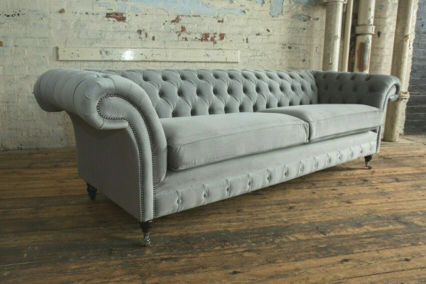 Chesterfield divano imbottito a 4 posti stile moderno in pelle e tessuto.