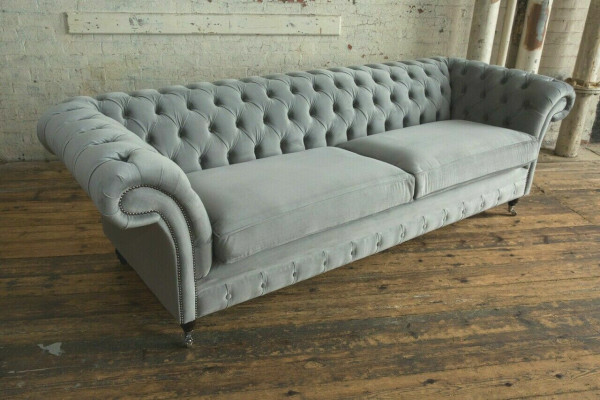 Chesterfield divano imbottito a 4 posti stile moderno in pelle e tessuto.