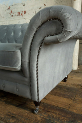 Chesterfield divano imbottito a 4 posti stile moderno in pelle e tessuto.