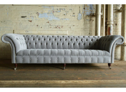 Classico divano Chesterfield 4 posti in pelle grigia, design imbottito.