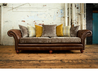 Sofà Chesterfield classico a 4 posti in pelle marrone design imbottito.