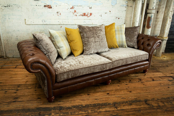 Sofà Chesterfield classico a 4 posti in pelle marrone design imbottito.