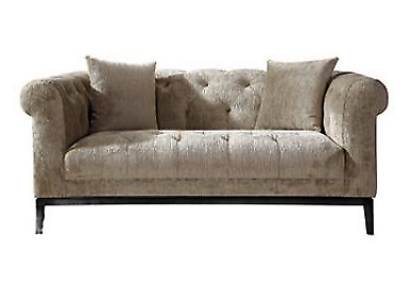 Accogliente divano Chesterfield beige a tre posti per il soggiorno.