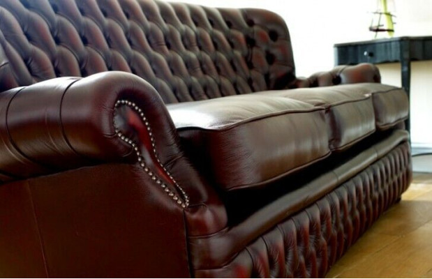Divano Chesterfield marrone a 3 posti in stile antico per soggiorno, design.