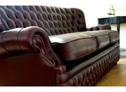 Divano Chesterfield marrone a 3 posti in stile antico per soggiorno, design.