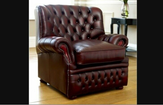 Divano Chesterfield marrone a 3 posti in stile antico per soggiorno, design.