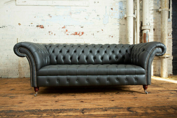 Chesterfield grigio in pelle, divano a 3 posti designante 3 posti.