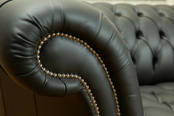 Chesterfield grigio in pelle, divano a 3 posti designante 3 posti.
