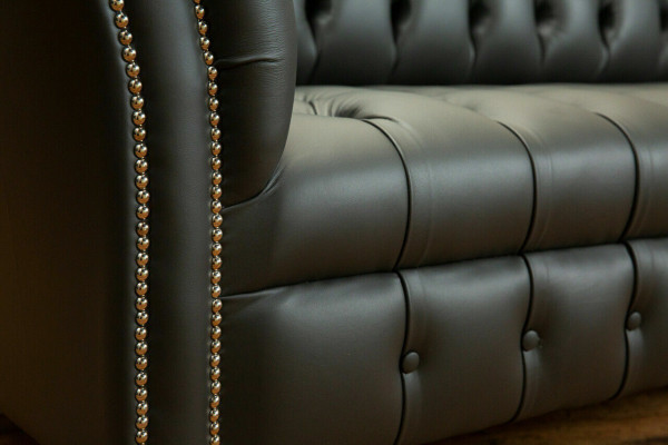 Chesterfield grigio in pelle, divano a 3 posti designante 3 posti.
