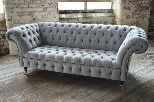 Elegante divano Chesterfield grigio a tre posti per il lussuoso soggiorno.