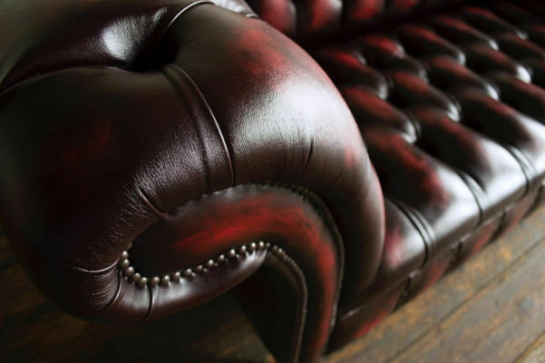 Sofà Chesterfield Bordeaux a tre posti per il salotto di lusso