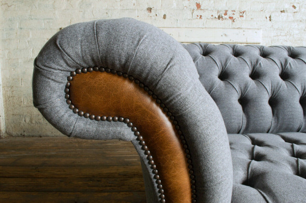 Sofà Chesterfield grigio nobile a tre posti per soggiorno di lusso