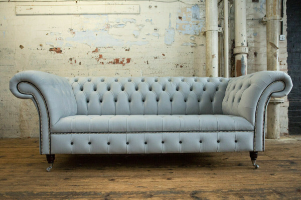 Divano Chesterfield bianco di design a tre posti - Moderno divano a tre posti.
