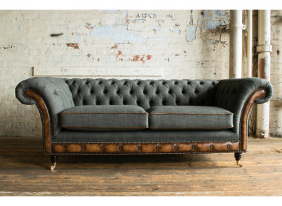 Sofà Chesterfield a tre posti di alta qualità per il soggiorno.