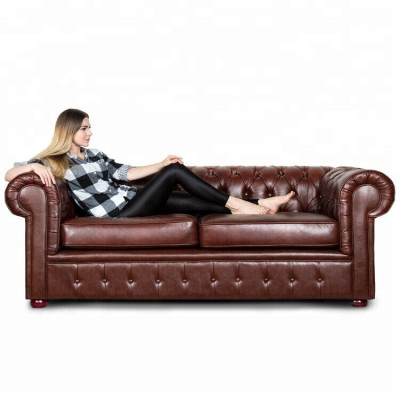 Classico divano Chesterfield in pelle marrone con imbottitura, set da soggiorno a 3 posti.