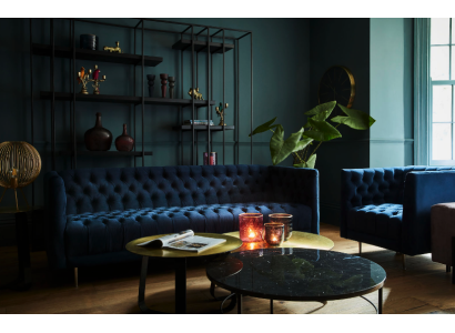 Divano Chesterfield in tessuto o in pelle per 4 persone.