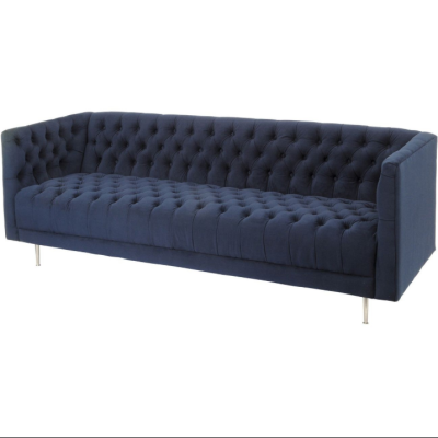 Divano Chesterfield in tessuto o in pelle per 4 persone.