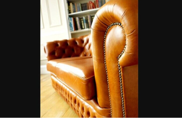 Divano Chesterfield in tessuto imbottito in pelle in marrone, divano a 3 posti.
