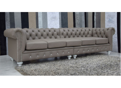 Divano Chesterfield in tessuto e pelle con imbottitura, composto da 5 posti.