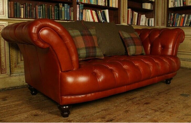 Divano Chesterfield in pelle marrone con rivestimento in tessuto per 3 persone, nuovo.