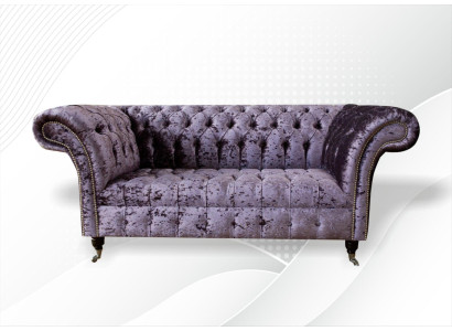 Divano Chesterfield a due posti in tessuto velluto imbottito.