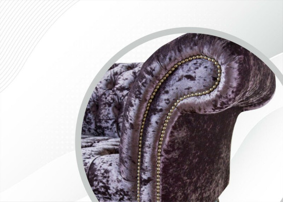 Divano Chesterfield a due posti in tessuto velluto imbottito.