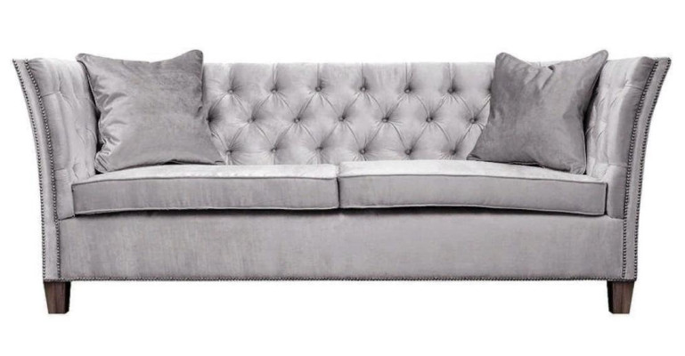 Divano Chesterfield beige a tre posti per l'arredamento di hotel, studi medici e salotti.