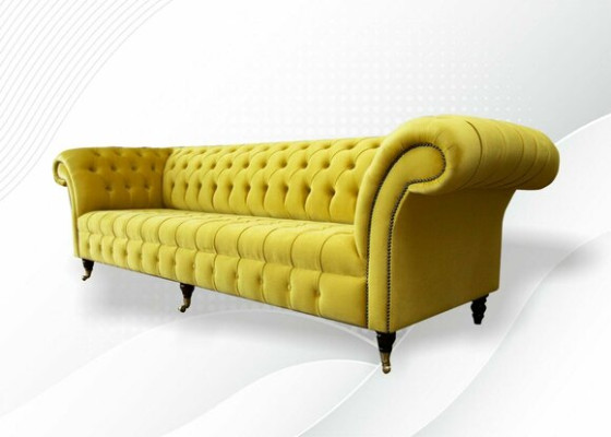 Divano giallo 4 posti Chesterfield imbottito in pelle e tessuto giallo.