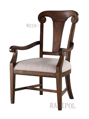 Sedia classica in legno marrone con braccioli per sala da pranzo