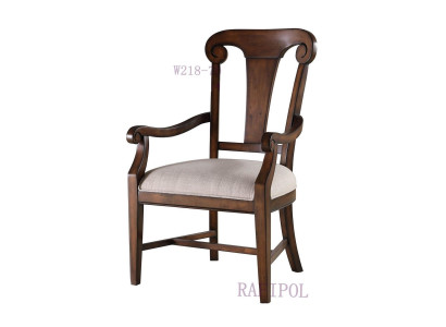 Sedia classica in legno marrone con braccioli per sala da pranzo