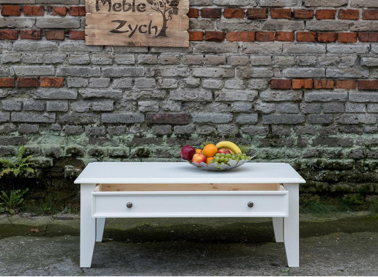 Soggiorno in stile rustico, tavolino artigianale in vero legno, divano e tavoli ausiliari.